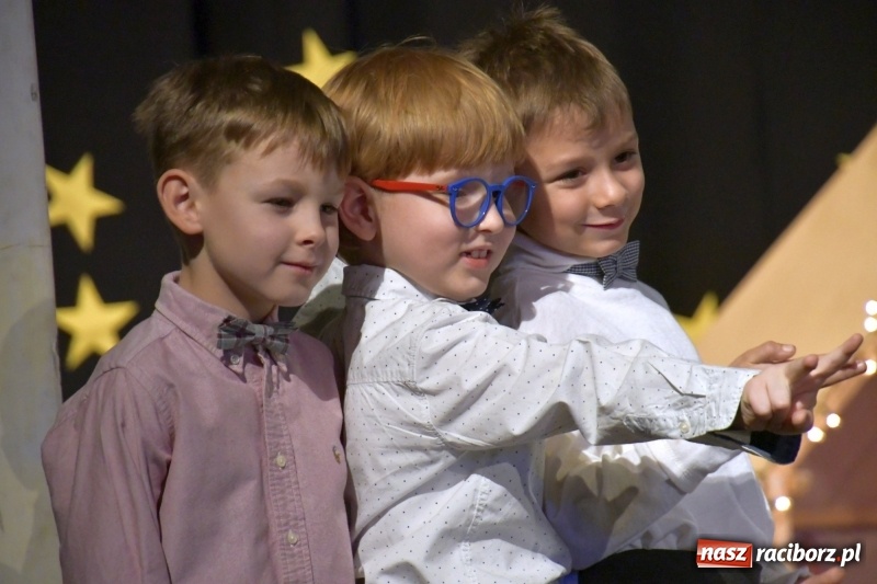 Zdjęcie w galerii na portalu naszraciborz.pl: Jasełka przedszkolaków Stokrotki na scenie Strzechy wiadomości z regionu