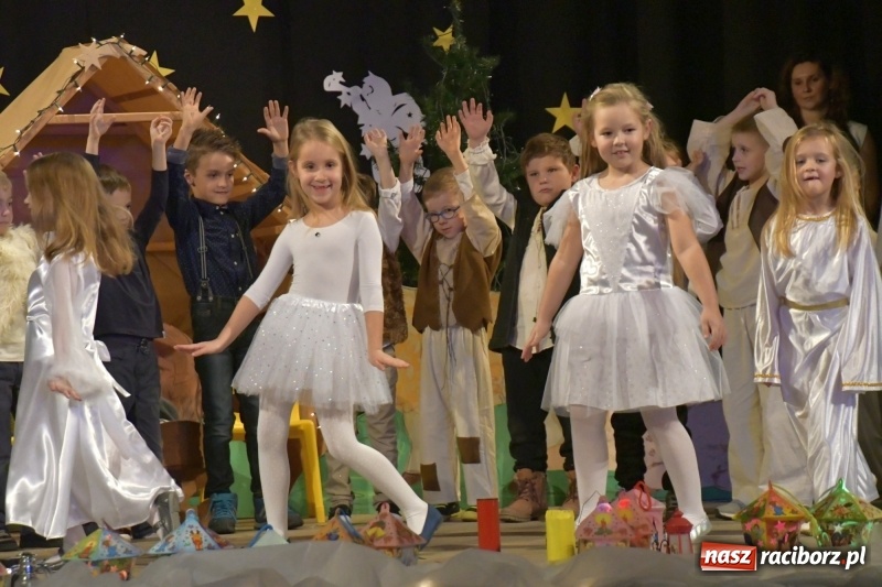 Zdjęcie w galerii na portalu naszraciborz.pl: Jasełka przedszkolaków Stokrotki na scenie Strzechy wiadomości z regionu
