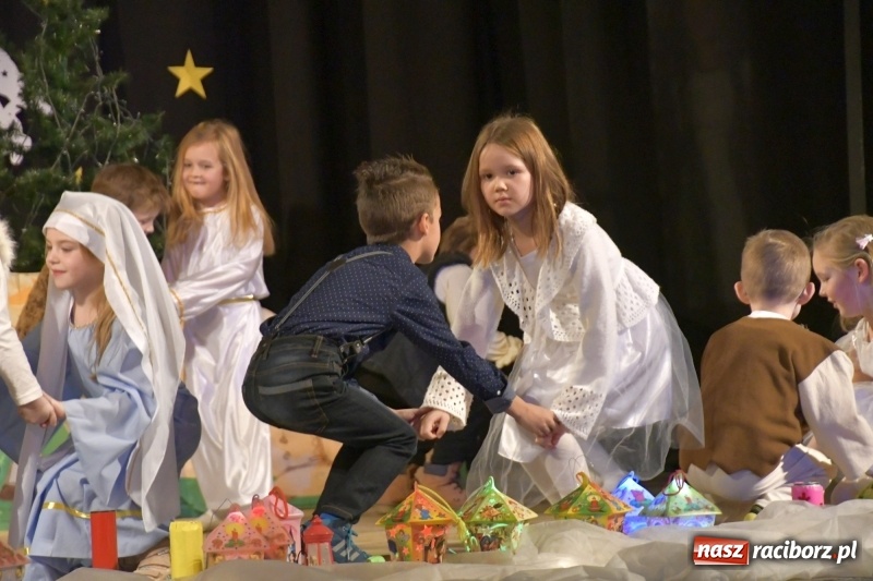 Zdjęcie w galerii na portalu naszraciborz.pl: Jasełka przedszkolaków Stokrotki na scenie Strzechy wiadomości z regionu