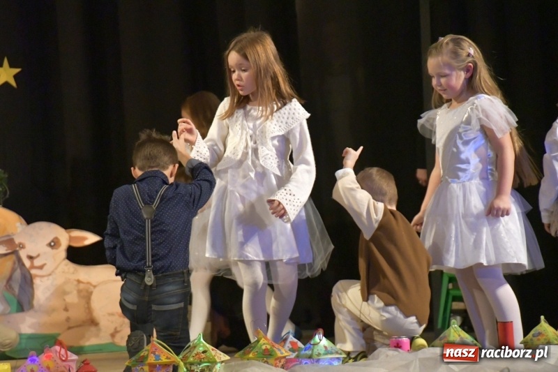 Zdjęcie w galerii na portalu naszraciborz.pl: Jasełka przedszkolaków Stokrotki na scenie Strzechy wiadomości z regionu