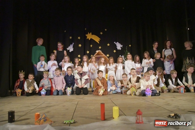 Zdjęcie w galerii na portalu naszraciborz.pl: Jasełka przedszkolaków Stokrotki na scenie Strzechy wiadomości z regionu