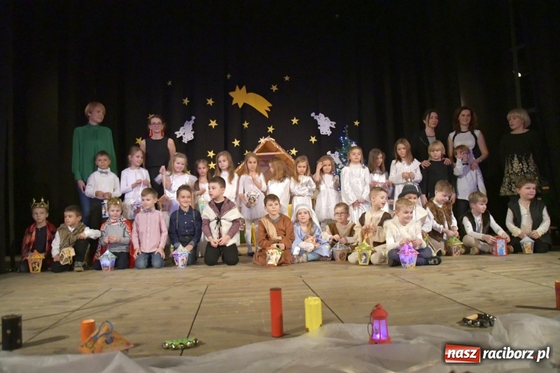 Zdjęcie w galerii na portalu naszraciborz.pl: Jasełka przedszkolaków Stokrotki na scenie Strzechy wiadomości z regionu