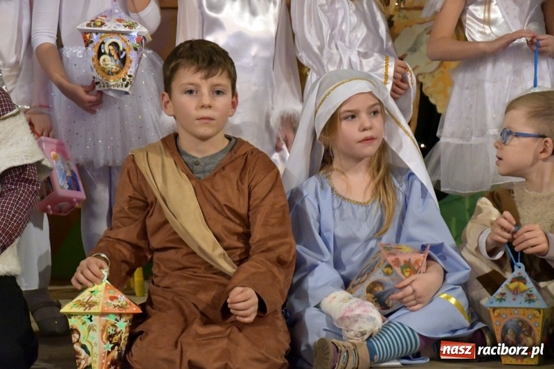 Zdjęcie w galerii na portalu naszraciborz.pl: Jasełka przedszkolaków Stokrotki na scenie Strzechy wiadomości z regionu