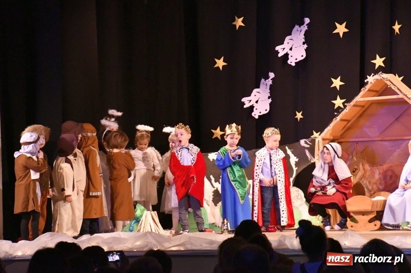 Zdjęcie w galerii na portalu naszraciborz.pl: Jasełka przedszkolaków Stokrotki na scenie Strzechy wiadomości z regionu