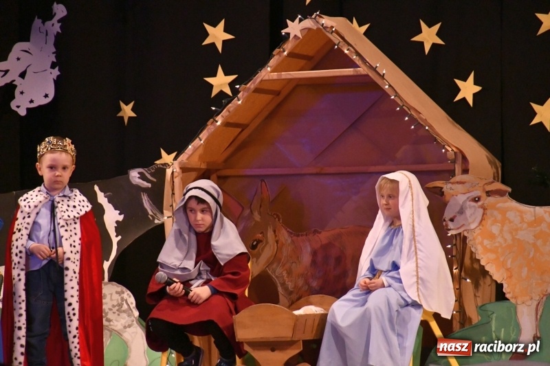 Zdjęcie w galerii na portalu naszraciborz.pl: Jasełka przedszkolaków Stokrotki na scenie Strzechy wiadomości z regionu
