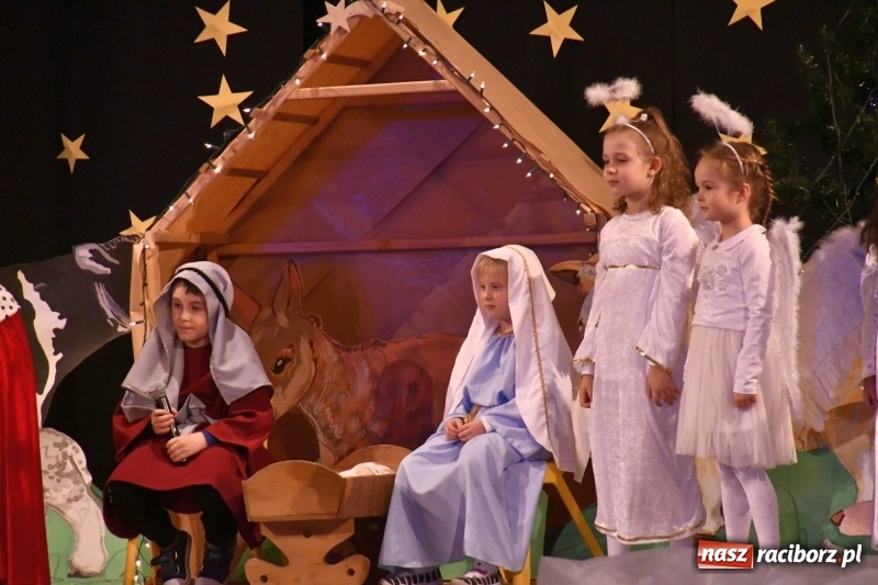 Zdjęcie w galerii na portalu naszraciborz.pl: Jasełka przedszkolaków Stokrotki na scenie Strzechy wiadomości z regionu