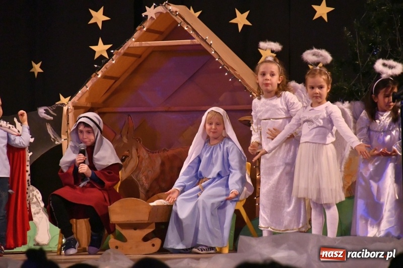 Zdjęcie w galerii na portalu naszraciborz.pl: Jasełka przedszkolaków Stokrotki na scenie Strzechy wiadomości z regionu