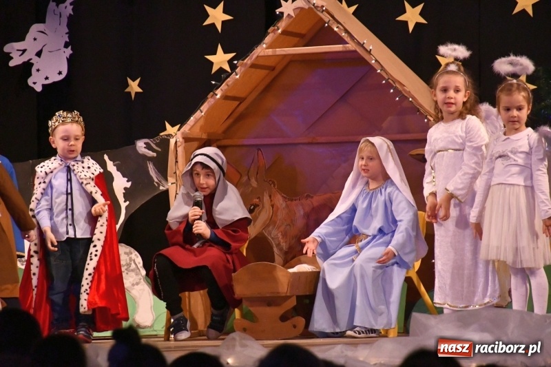 Zdjęcie w galerii na portalu naszraciborz.pl: Jasełka przedszkolaków Stokrotki na scenie Strzechy wiadomości z regionu