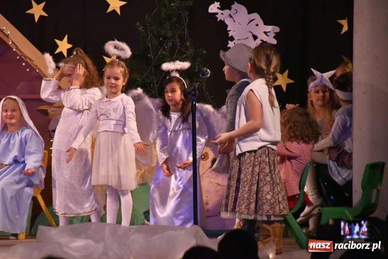Zdjęcie w galerii na portalu naszraciborz.pl: Jasełka przedszkolaków Stokrotki na scenie Strzechy wiadomości z regionu