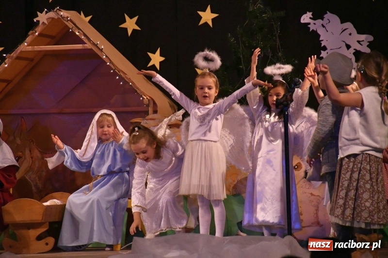 Zdjęcie w galerii na portalu naszraciborz.pl: Jasełka przedszkolaków Stokrotki na scenie Strzechy wiadomości z regionu