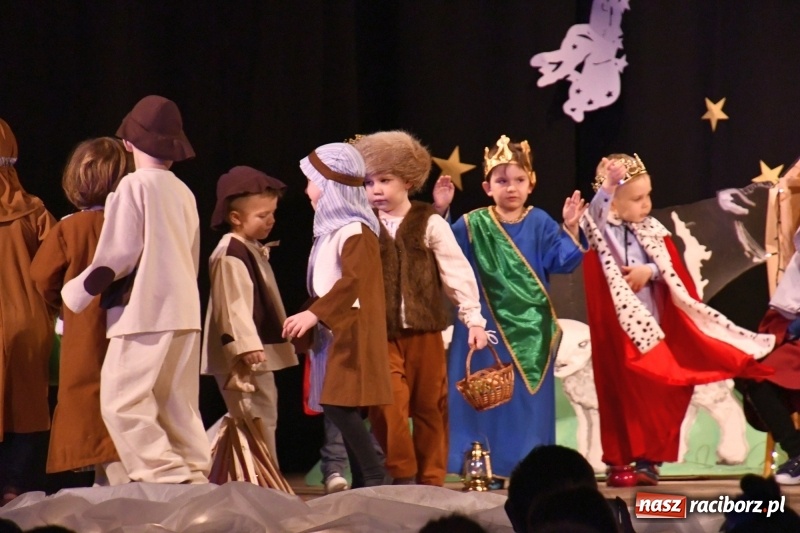Zdjęcie w galerii na portalu naszraciborz.pl: Jasełka przedszkolaków Stokrotki na scenie Strzechy wiadomości z regionu