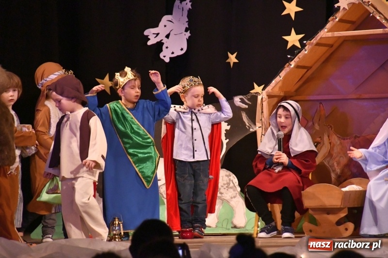 Zdjęcie w galerii na portalu naszraciborz.pl: Jasełka przedszkolaków Stokrotki na scenie Strzechy wiadomości z regionu