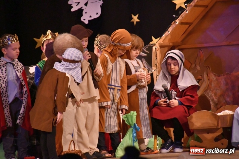 Zdjęcie w galerii na portalu naszraciborz.pl: Jasełka przedszkolaków Stokrotki na scenie Strzechy wiadomości z regionu