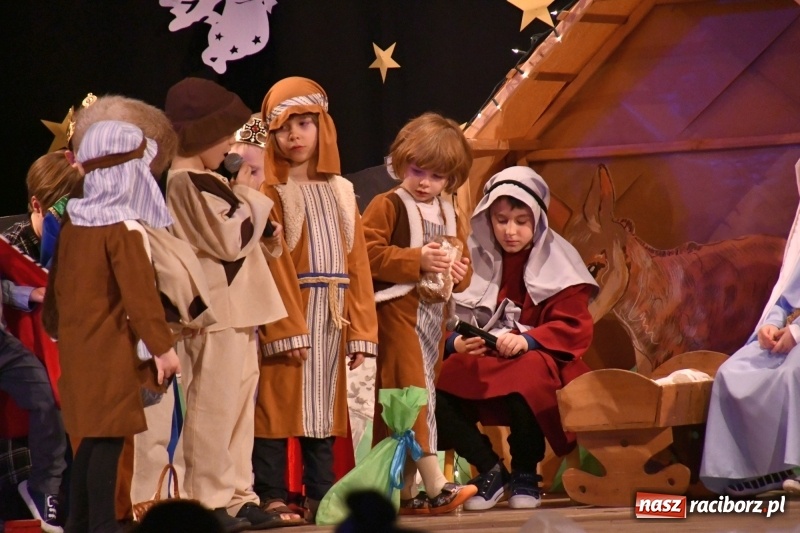Zdjęcie w galerii na portalu naszraciborz.pl: Jasełka przedszkolaków Stokrotki na scenie Strzechy wiadomości z regionu
