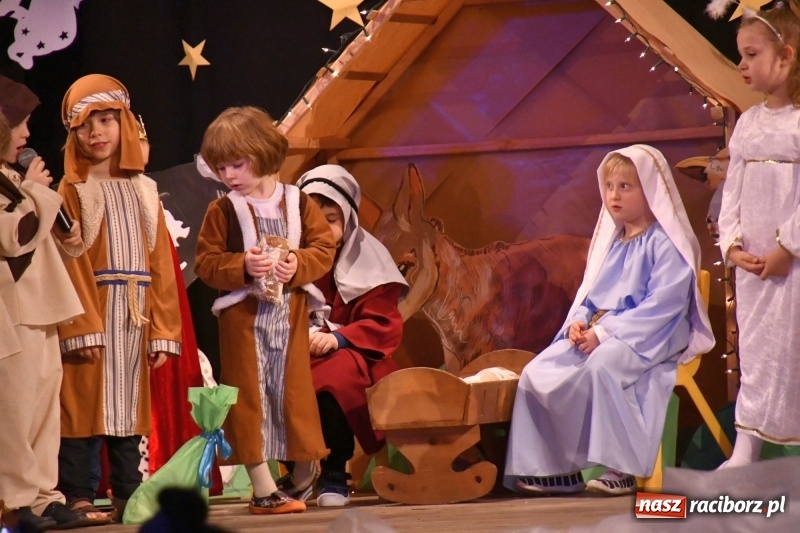 Zdjęcie w galerii na portalu naszraciborz.pl: Jasełka przedszkolaków Stokrotki na scenie Strzechy wiadomości z regionu