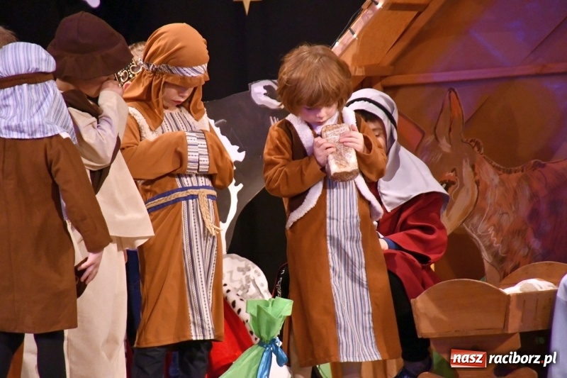 Zdjęcie w galerii na portalu naszraciborz.pl: Jasełka przedszkolaków Stokrotki na scenie Strzechy wiadomości z regionu