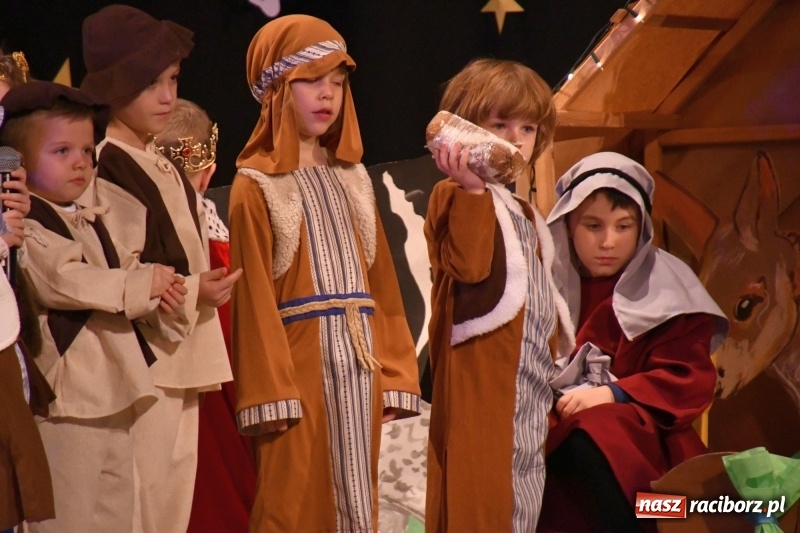 Zdjęcie w galerii na portalu naszraciborz.pl: Jasełka przedszkolaków Stokrotki na scenie Strzechy wiadomości z regionu
