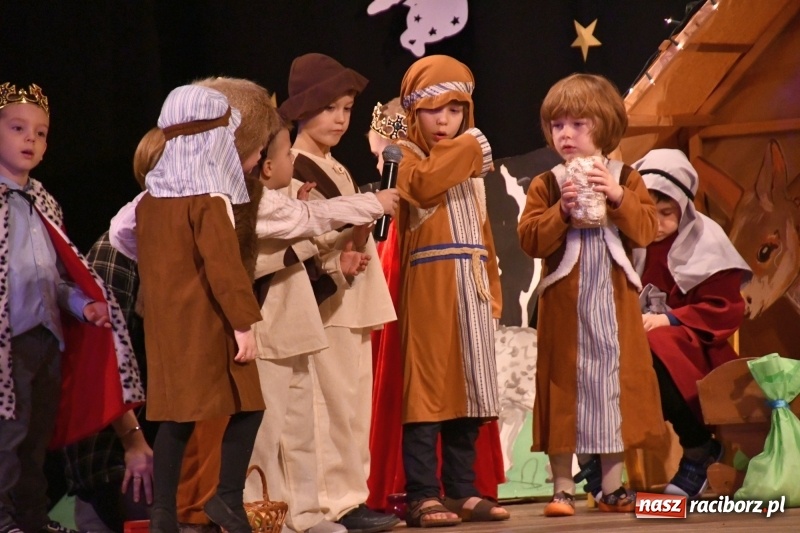 Zdjęcie w galerii na portalu naszraciborz.pl: Jasełka przedszkolaków Stokrotki na scenie Strzechy wiadomości z regionu