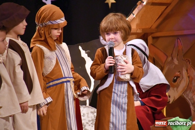 Zdjęcie w galerii na portalu naszraciborz.pl: Jasełka przedszkolaków Stokrotki na scenie Strzechy wiadomości z regionu