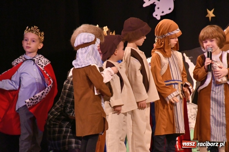 Zdjęcie w galerii na portalu naszraciborz.pl: Jasełka przedszkolaków Stokrotki na scenie Strzechy wiadomości z regionu