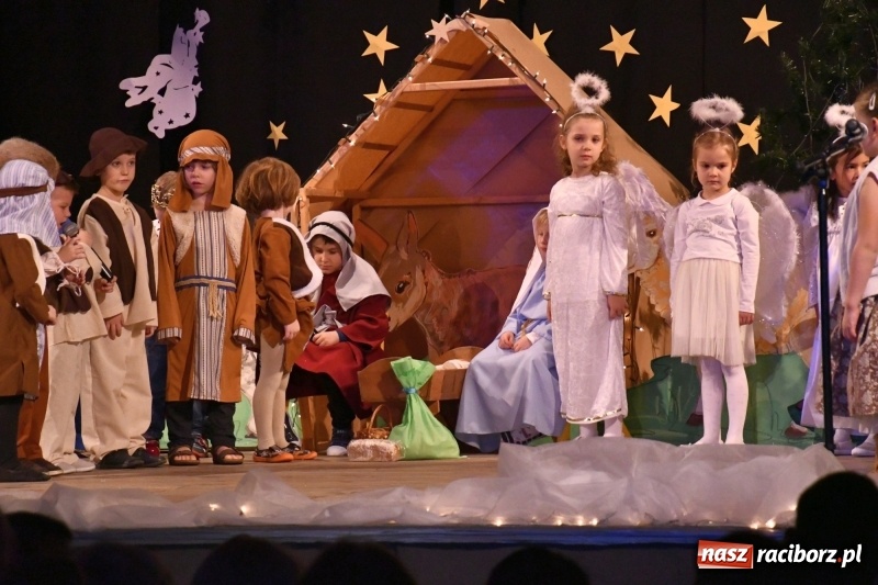 Zdjęcie w galerii na portalu naszraciborz.pl: Jasełka przedszkolaków Stokrotki na scenie Strzechy wiadomości z regionu
