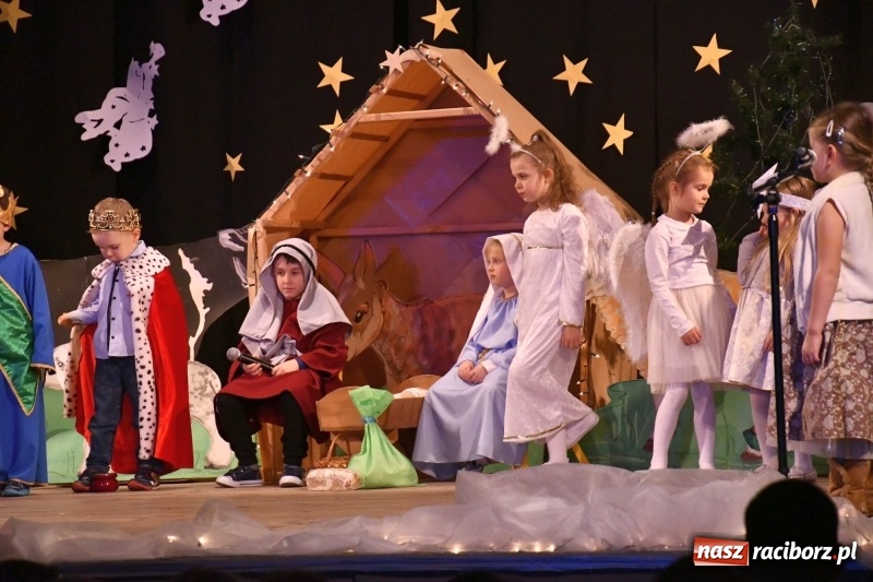 Zdjęcie w galerii na portalu naszraciborz.pl: Jasełka przedszkolaków Stokrotki na scenie Strzechy wiadomości z regionu