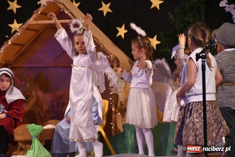 Zdjęcie w galerii na portalu naszraciborz.pl: Jasełka przedszkolaków Stokrotki na scenie Strzechy wiadomości z regionu