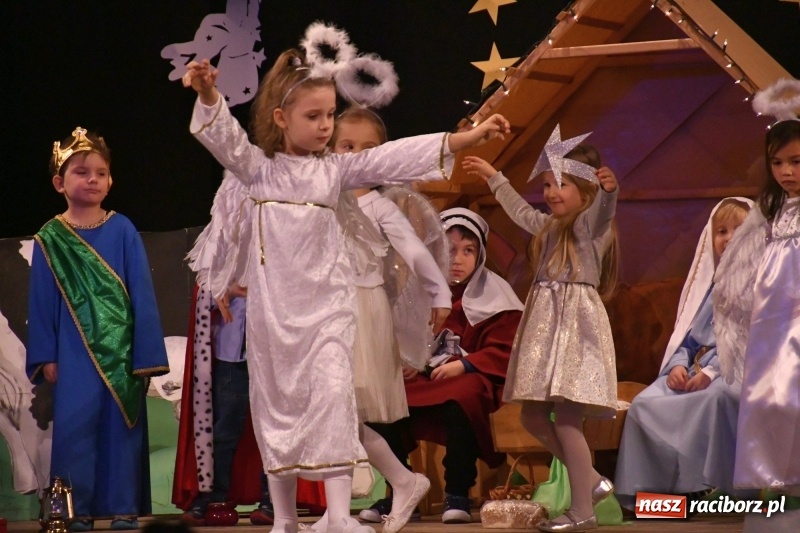 Zdjęcie w galerii na portalu naszraciborz.pl: Jasełka przedszkolaków Stokrotki na scenie Strzechy wiadomości z regionu