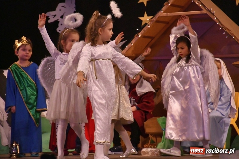 Zdjęcie w galerii na portalu naszraciborz.pl: Jasełka przedszkolaków Stokrotki na scenie Strzechy wiadomości z regionu