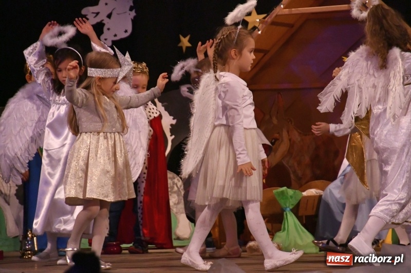 Zdjęcie w galerii na portalu naszraciborz.pl: Jasełka przedszkolaków Stokrotki na scenie Strzechy wiadomości z regionu