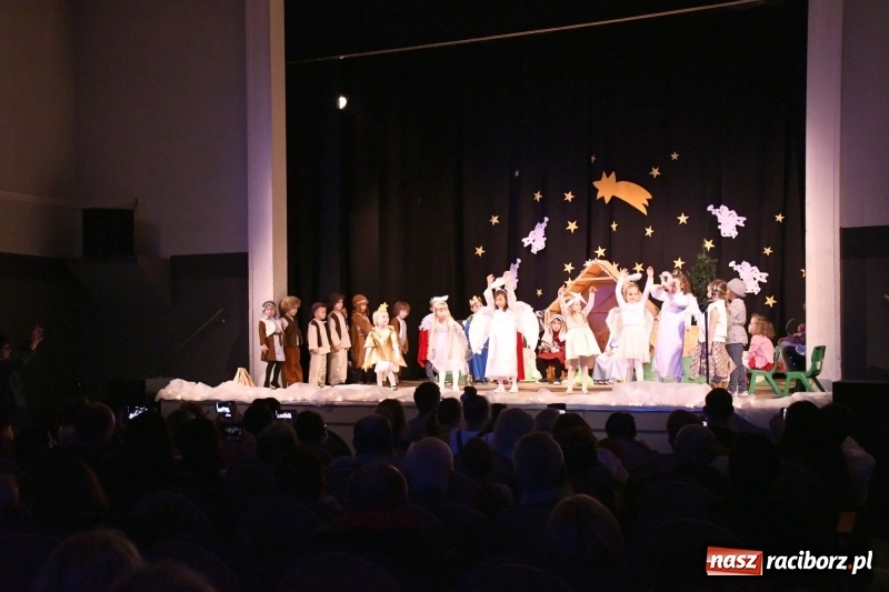 Zdjęcie w galerii na portalu naszraciborz.pl: Jasełka przedszkolaków Stokrotki na scenie Strzechy wiadomości z regionu