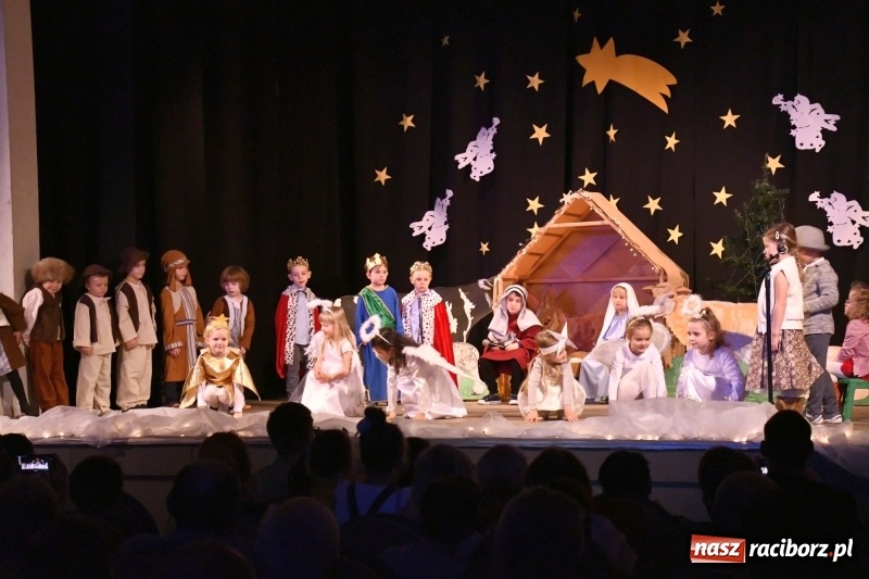 Zdjęcie w galerii na portalu naszraciborz.pl: Jasełka przedszkolaków Stokrotki na scenie Strzechy wiadomości z regionu