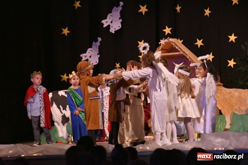 Zdjęcie w galerii na portalu naszraciborz.pl: Jasełka przedszkolaków Stokrotki na scenie Strzechy wiadomości z regionu