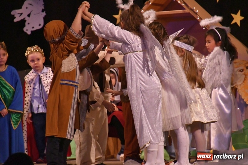 Zdjęcie w galerii na portalu naszraciborz.pl: Jasełka przedszkolaków Stokrotki na scenie Strzechy wiadomości z regionu