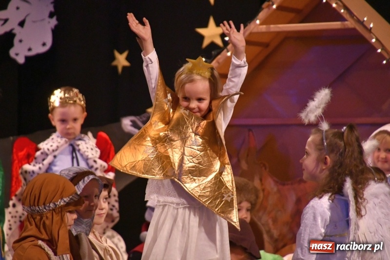 Zdjęcie w galerii na portalu naszraciborz.pl: Jasełka przedszkolaków Stokrotki na scenie Strzechy wiadomości z regionu