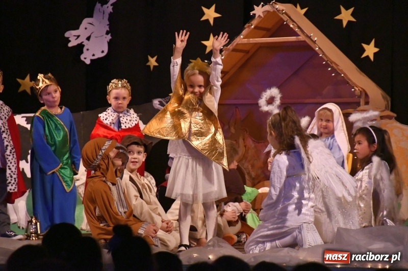 Zdjęcie w galerii na portalu naszraciborz.pl: Jasełka przedszkolaków Stokrotki na scenie Strzechy wiadomości z regionu