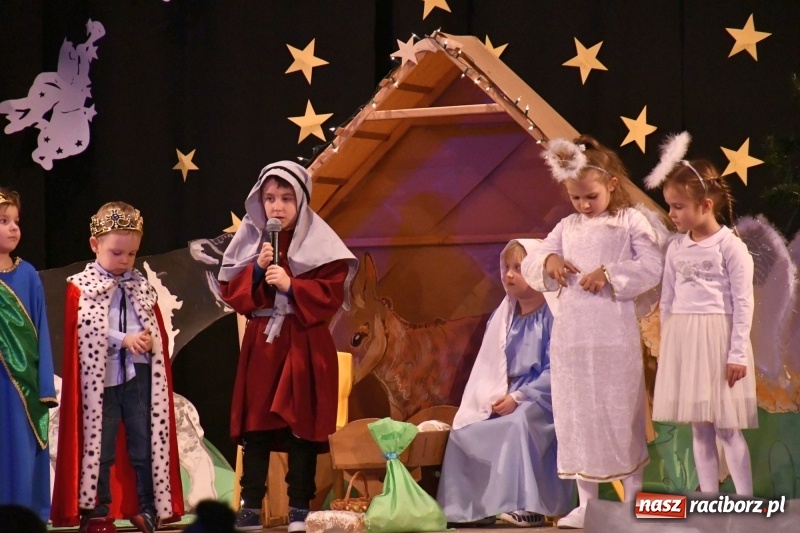 Zdjęcie w galerii na portalu naszraciborz.pl: Jasełka przedszkolaków Stokrotki na scenie Strzechy wiadomości z regionu
