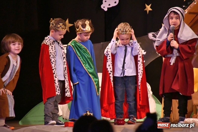Zdjęcie w galerii na portalu naszraciborz.pl: Jasełka przedszkolaków Stokrotki na scenie Strzechy wiadomości z regionu