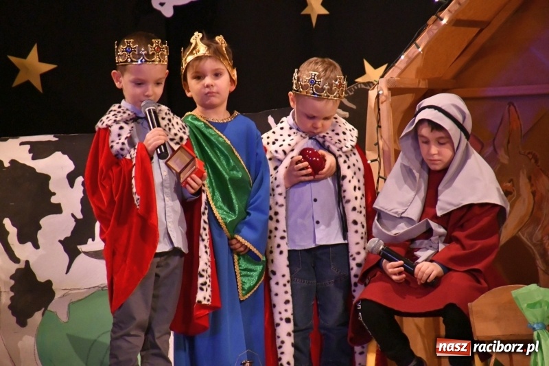 Zdjęcie w galerii na portalu naszraciborz.pl: Jasełka przedszkolaków Stokrotki na scenie Strzechy wiadomości z regionu
