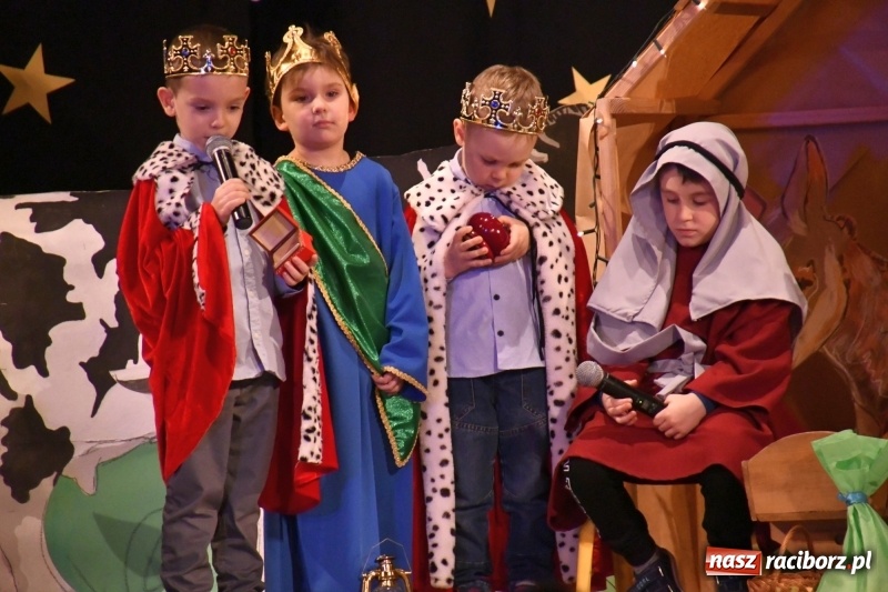 Zdjęcie w galerii na portalu naszraciborz.pl: Jasełka przedszkolaków Stokrotki na scenie Strzechy wiadomości z regionu