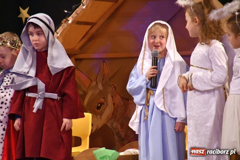 Zdjęcie w galerii na portalu naszraciborz.pl: Jasełka przedszkolaków Stokrotki na scenie Strzechy wiadomości z regionu