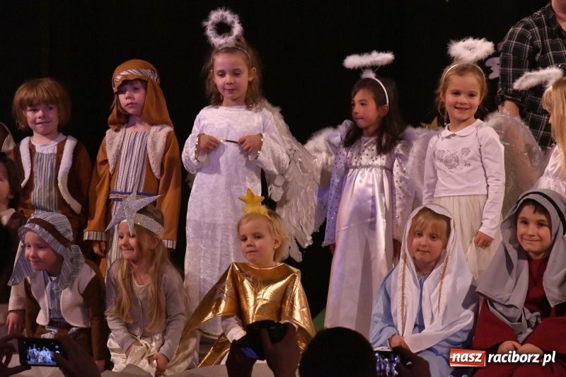 Zdjęcie w galerii na portalu naszraciborz.pl: Jasełka przedszkolaków Stokrotki na scenie Strzechy wiadomości z regionu