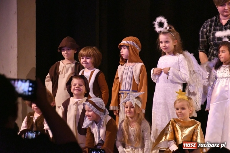 Zdjęcie w galerii na portalu naszraciborz.pl: Jasełka przedszkolaków Stokrotki na scenie Strzechy wiadomości z regionu