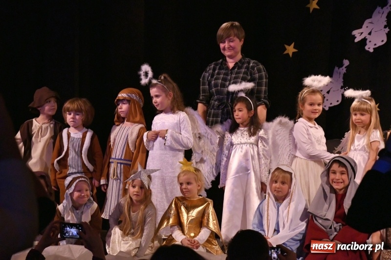 Zdjęcie w galerii na portalu naszraciborz.pl: Jasełka przedszkolaków Stokrotki na scenie Strzechy wiadomości z regionu