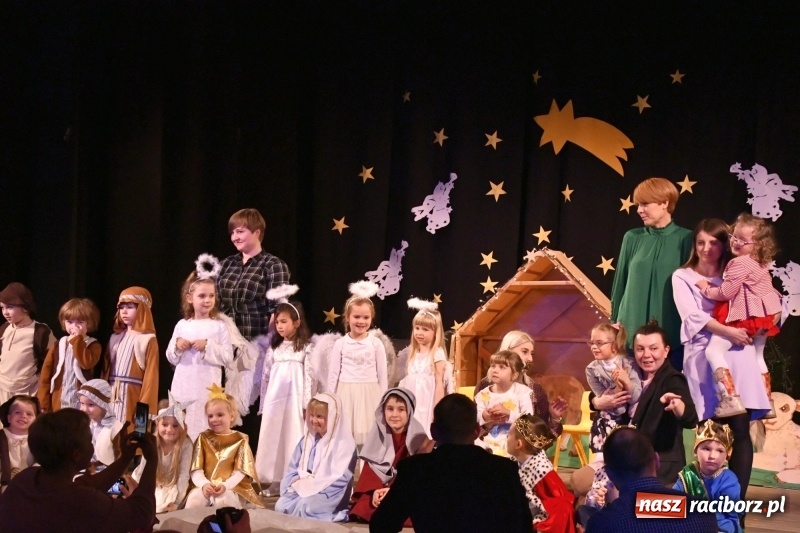 Zdjęcie w galerii na portalu naszraciborz.pl: Jasełka przedszkolaków Stokrotki na scenie Strzechy wiadomości z regionu