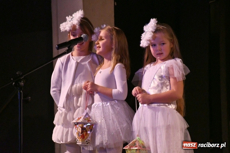 Zdjęcie w galerii na portalu naszraciborz.pl: Jasełka przedszkolaków Stokrotki na scenie Strzechy wiadomości z regionu