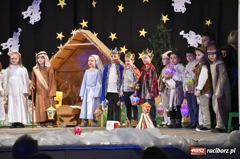 Zdjęcie w galerii na portalu naszraciborz.pl: Jasełka przedszkolaków Stokrotki na scenie Strzechy wiadomości z regionu
