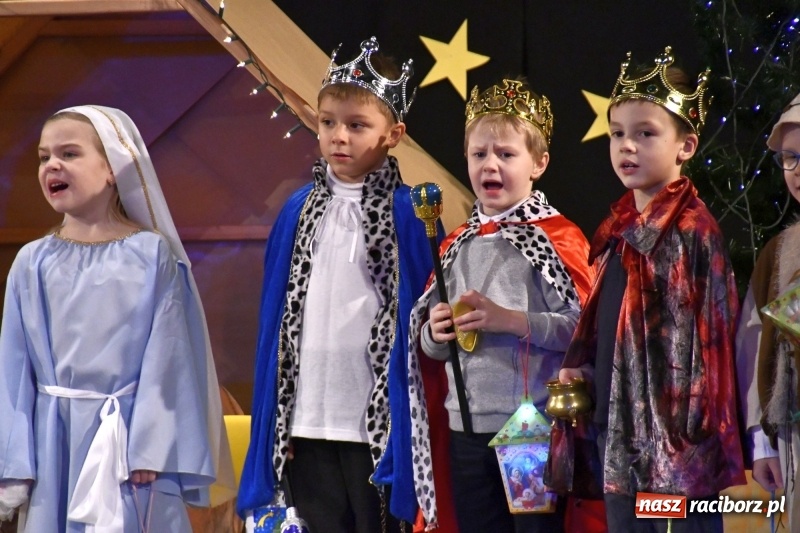 Zdjęcie w galerii na portalu naszraciborz.pl: Jasełka przedszkolaków Stokrotki na scenie Strzechy wiadomości z regionu