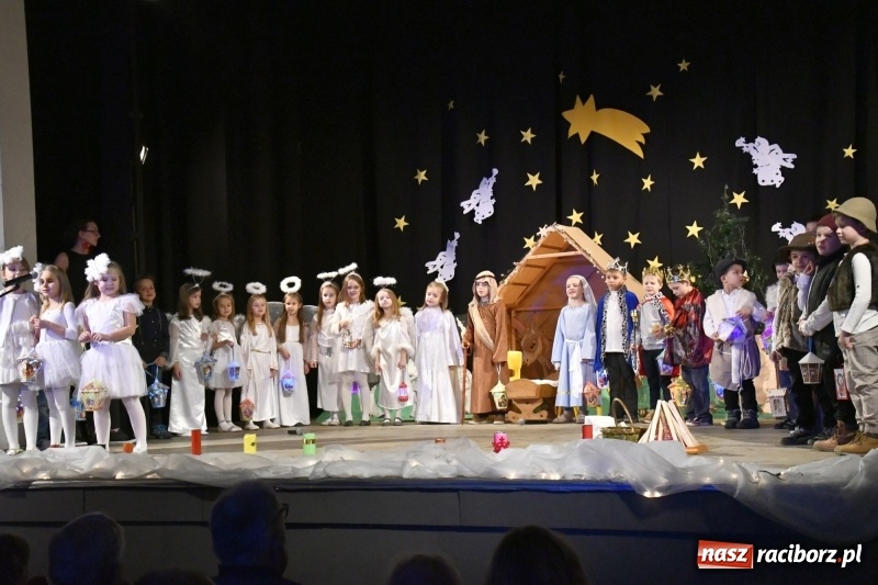 Zdjęcie w galerii na portalu naszraciborz.pl: Jasełka przedszkolaków Stokrotki na scenie Strzechy wiadomości z regionu