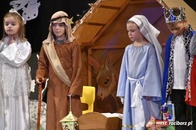 Zdjęcie w galerii na portalu naszraciborz.pl: Jasełka przedszkolaków Stokrotki na scenie Strzechy wiadomości z regionu